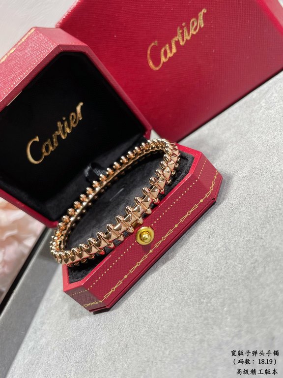 V gold plated 1.0 imitation gold (wide version of the code 18.19) Cartier couple models CNC wide version of the bullet bracelet, the most popular one    The two sides of the small willow nails can be free to shake, a ver