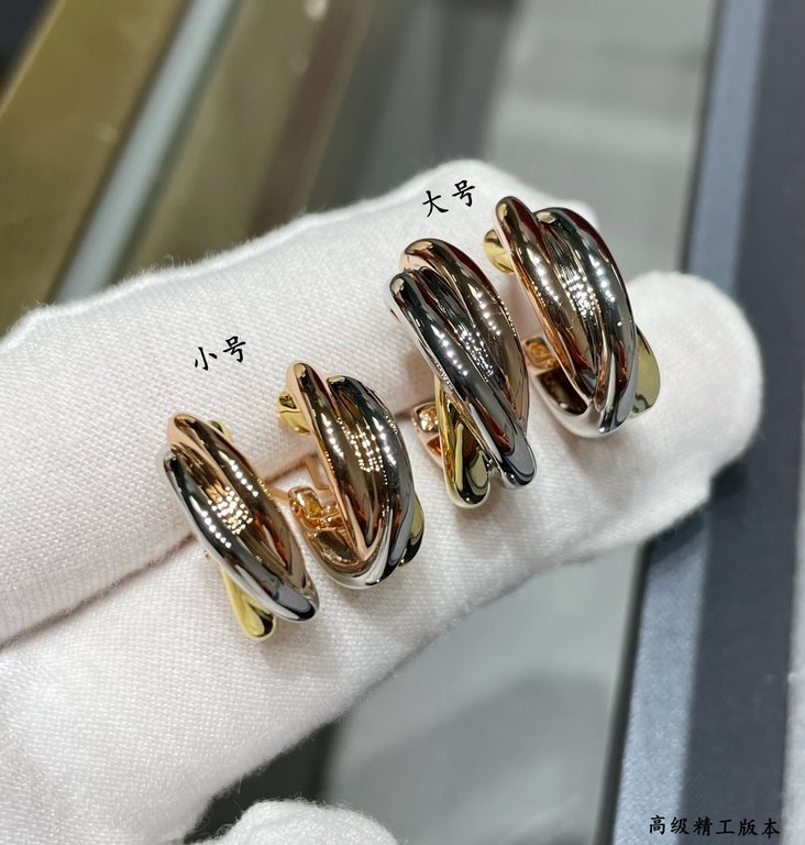 V gold material Split-color plating Cartier large three rings without diamond earrings, another classic, perfect interpretation of symmetrical aesthetics Elegant and generous. Wearing comfort is high It is not easy to ho