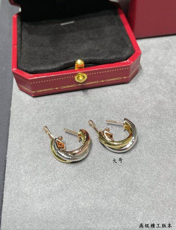 V gold material Split-color plating Cartier large three rings without diamond earrings, another classic, perfect interpretation of symmetrical aesthetics Elegant and generous. Wearing comfort is high It is not easy to ho