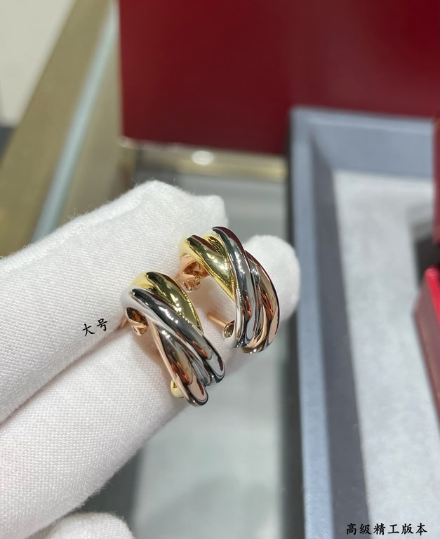 V gold material Split-color plating Cartier large three rings without diamond earrings, another classic, perfect interpretation of symmetrical aesthetics Elegant and generous. Wearing comfort is high It is not easy to ho