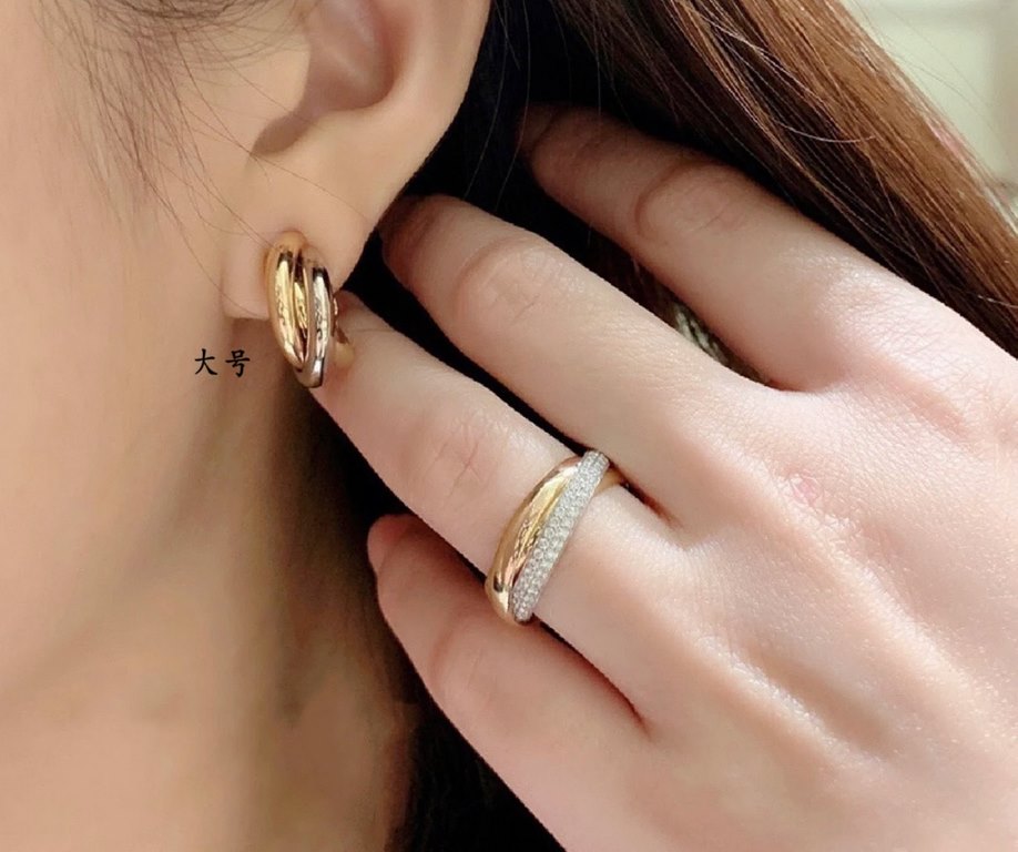 V gold material Split-color plating Cartier large three rings without diamond earrings, another classic, perfect interpretation of symmetrical aesthetics Elegant and generous. Wearing comfort is high It is not easy to ho