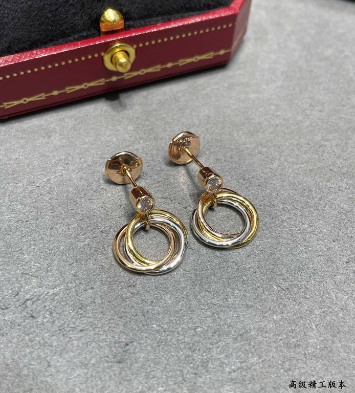 V gold material Cartier triple ring earrings, another classic, ring set Perfect interpretation of symmetrical aesthetics Elegant and generous. Wear comfort is high It is not easy to hook to the items! Real gold texture b