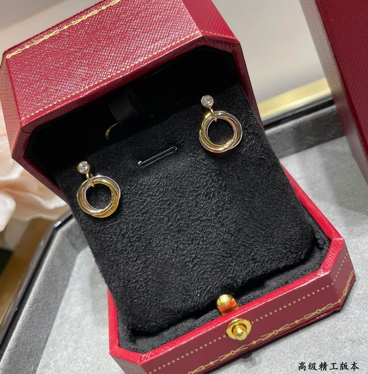 V gold material Cartier triple ring earrings, another classic, ring set Perfect interpretation of symmetrical aesthetics Elegant and generous. Wear comfort is high It is not easy to hook to the items! Real gold texture b