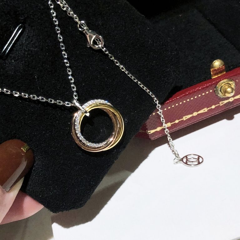 Cartier new three ring necklace , is a double-sided style, both sides can be worn, the details are very heavy duty plating color separation The only engraved clasp and the middle connection part on the one-to-one 925 ste