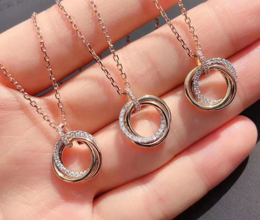 Cartier new three ring necklace , is a double-sided style, both sides can be worn, the details are very heavy duty plating color separation The only engraved clasp and the middle connection part on the one-to-one 925 ste