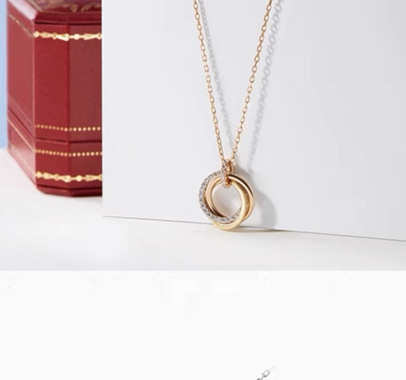 Cartier new three ring necklace , is a double-sided style, both sides can be worn, the details are very heavy duty plating color separation The only engraved clasp and the middle connection part on the one-to-one 925 ste