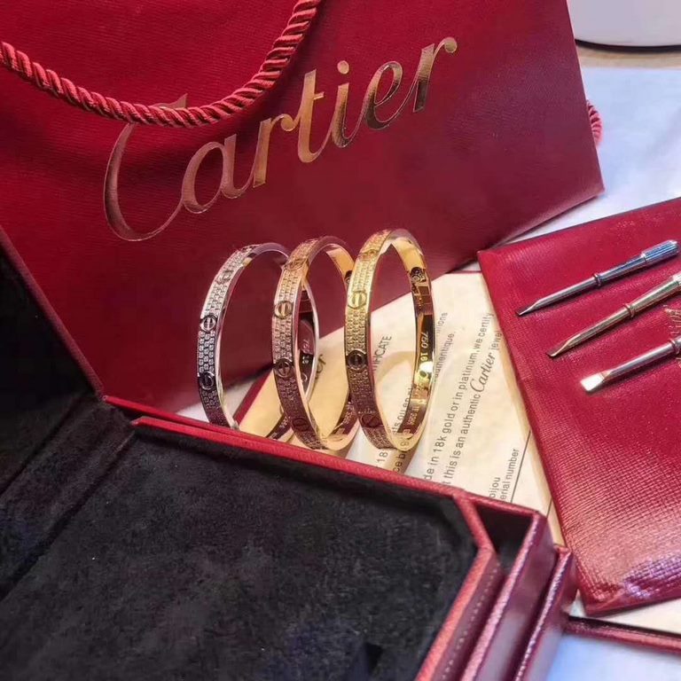 Cartier full star bracelet    titanium steel   simple design   high   real details are presented   exquisite timeless worthy of your possession   classic durable atmospheric fashion models [pleased] fashion sense burst [