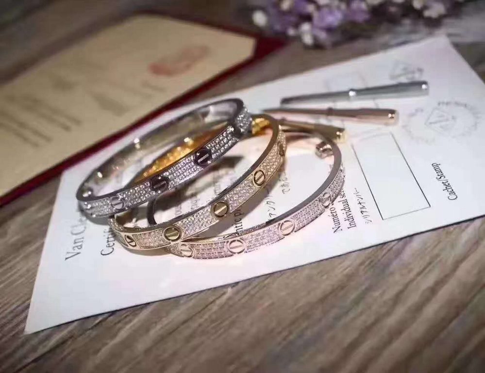 Cartier full star bracelet    titanium steel   simple design   high   real details are presented   exquisite timeless worthy of your possession   classic durable atmospheric fashion models [pleased] fashion sense burst [