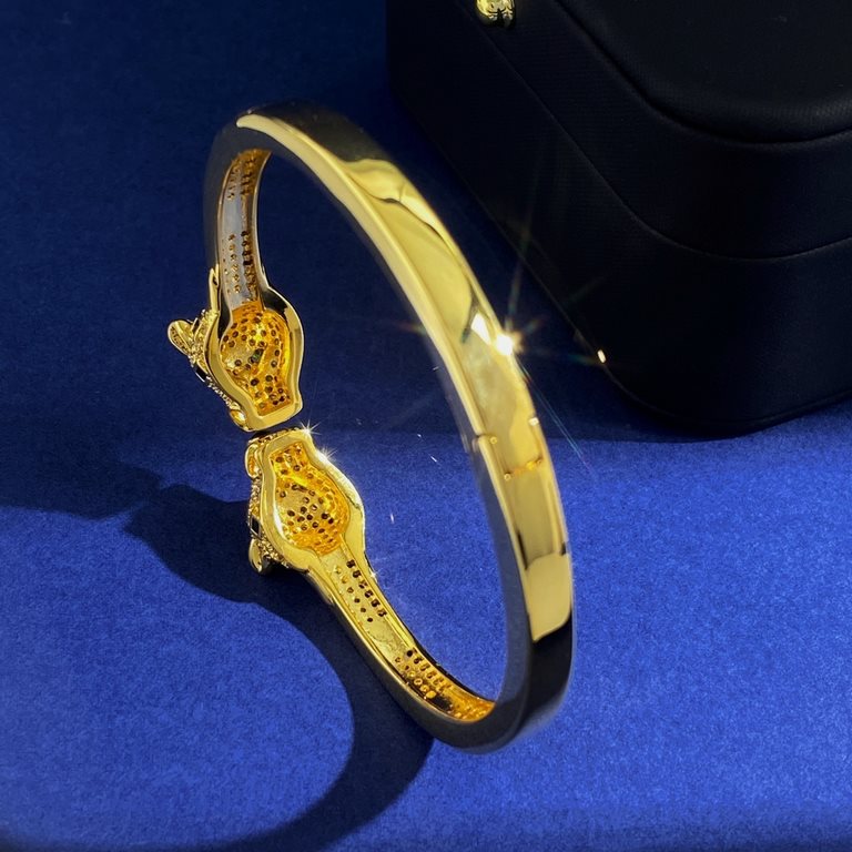 Cartier wind open ring double leopard head diamonds magnetic bracelet brass material electroplated 18K gold gold and silver 2 colorsFull of wild cheetah, reserved and reserved, galloping and jumping, elegant and noble bu