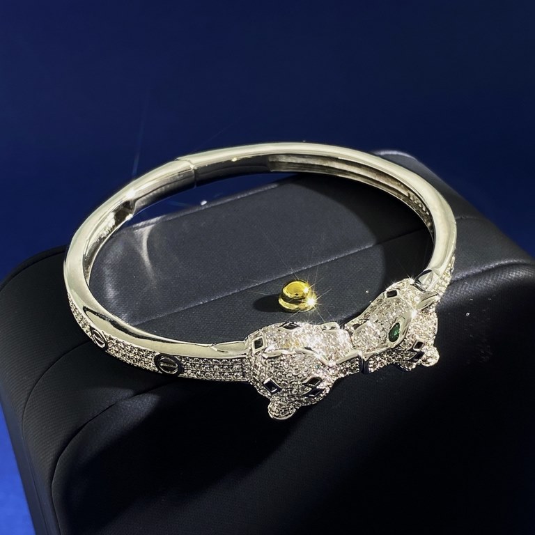 Cartier wind open ring double leopard head diamonds magnetic bracelet brass material electroplated 18K gold gold and silver 2 colorsFull of wild cheetah, reserved and reserved, galloping and jumping, elegant and noble bu