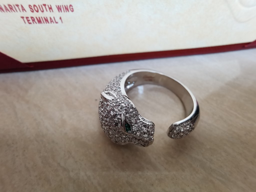 Leopard ring Cartier official [shhh][shhh] Leopard ring   Leopard head ring yo, personalized open design   Full handmade magnifying glass Micro-set with super sparkling AAAA diamonds, emerald embellishment imported from 