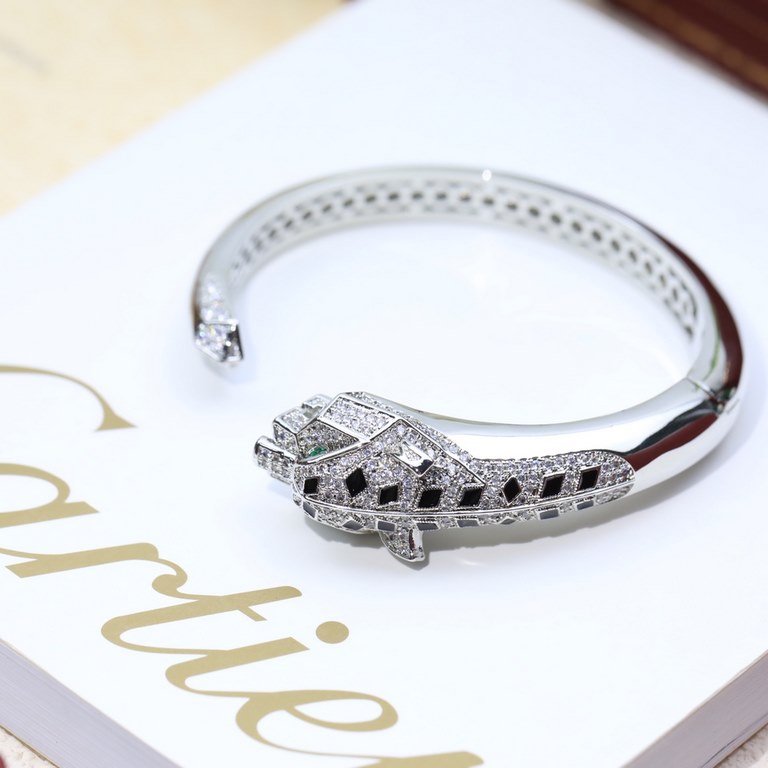 Cartier Spotted Fancy Diamond Leopard Bracelet Set with 360! Round brilliant diamonds. Emerald, Onyx   The cheetah - as Cartier's iconic animal figure - first appeared in 1914. Louis Cartier was the first to use the chee