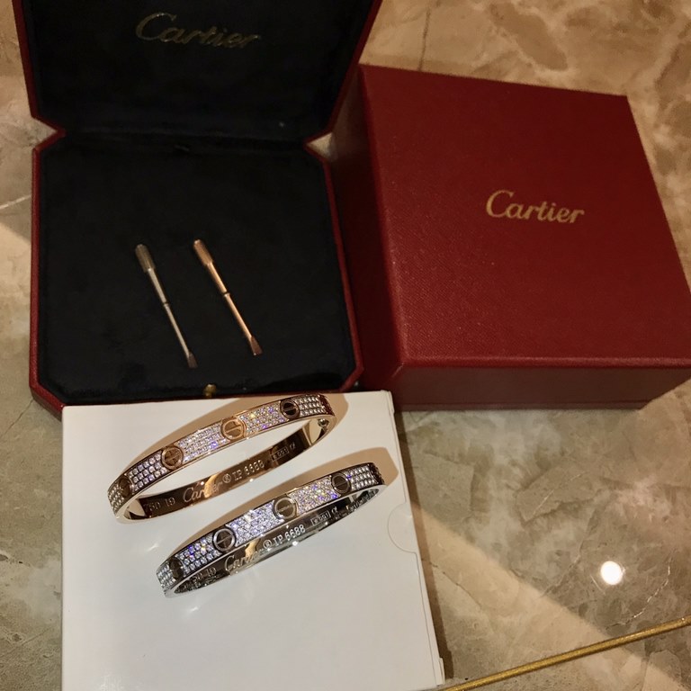 Only for you to lock love # Limited edition of the beloved exclusively from the house of Cartier    #LOVE series #    bring more romantic inspiration   Unique oval bracelet   Screws embellished with it   Surround love cl