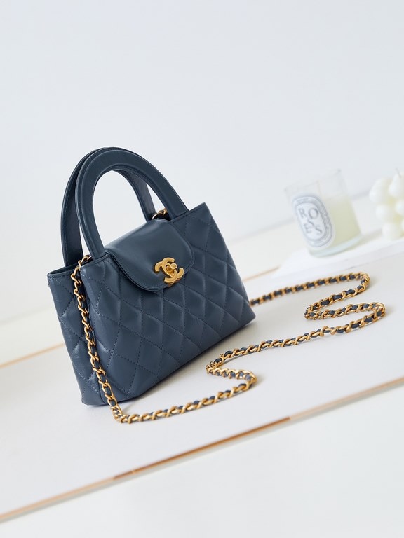 23K Kelly Handle BagFashion is a reincarnation of the popular antique kelly by Chanel redesigned revitalization, antique Kelly to the classic handle hand raised the name, in the basic plus leather through the chain shoul