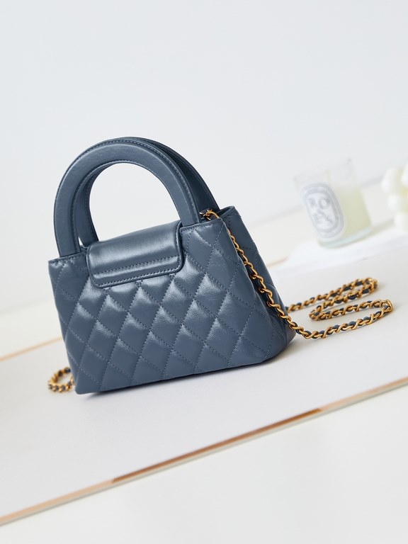 23K Kelly Handle BagFashion is a reincarnation of the popular antique kelly by Chanel redesigned revitalization, antique Kelly to the classic handle hand raised the name, in the basic plus leather through the chain shoul