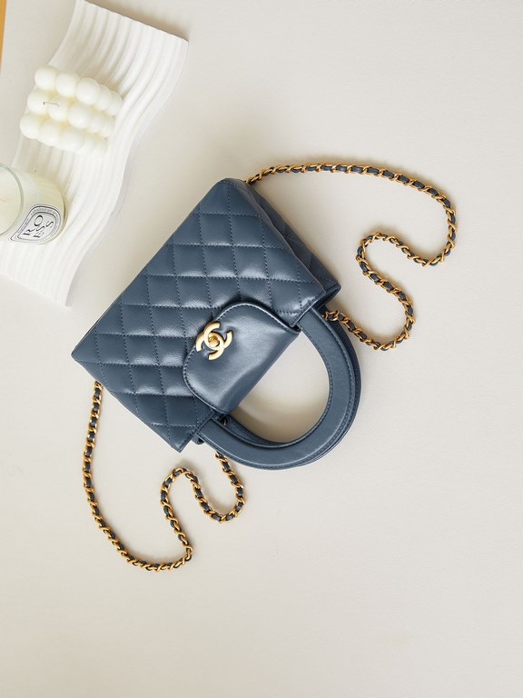 23K Kelly Handle BagFashion is a reincarnation of the popular antique kelly by Chanel redesigned revitalization, antique Kelly to the classic handle hand raised the name, in the basic plus leather through the chain shoul