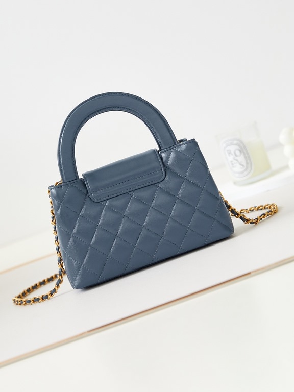 23K Kelly Handle BagFashion is a reincarnation of the popular antique kelly by Chanel redesigned revitalization, antique Kelly to the classic handle hand raised the name, in the basic plus leather through the chain shoul