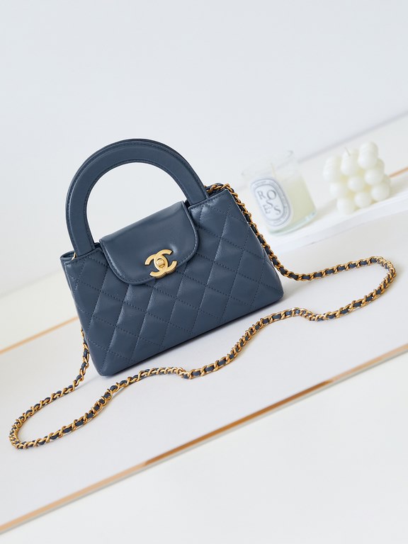 23K Kelly Handle BagFashion is a reincarnation of the popular antique kelly by Chanel redesigned revitalization, antique Kelly to the classic handle hand raised the name, in the basic plus leather through the chain shoul