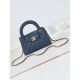 23K Kelly Handle BagFashion is a reincarnation of the popular antique kelly by Chanel redesigned revitalization, antique Kelly to the classic handle hand raised the name, in the basic plus leather through the chain shoul