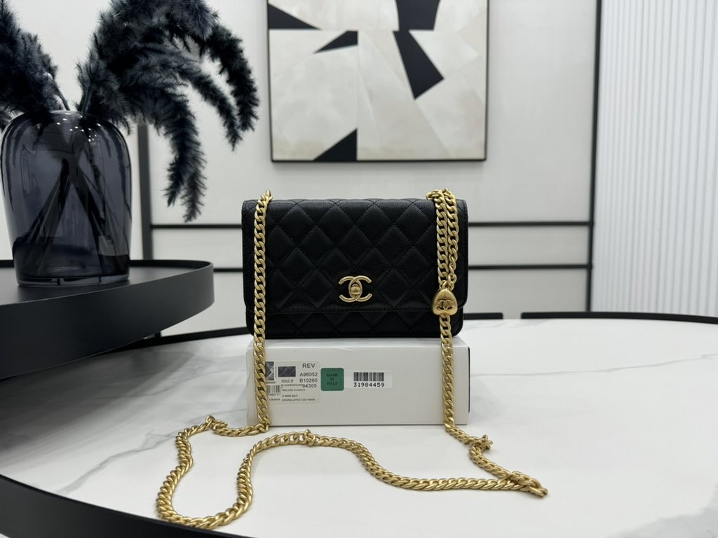 A96052 Chanel 2024 spring new adjustable heart gold ball woc This season's treasure bag This chain will not flap around compared to the previous gold ball It can be used as an armpit bag The capacity is also available Si