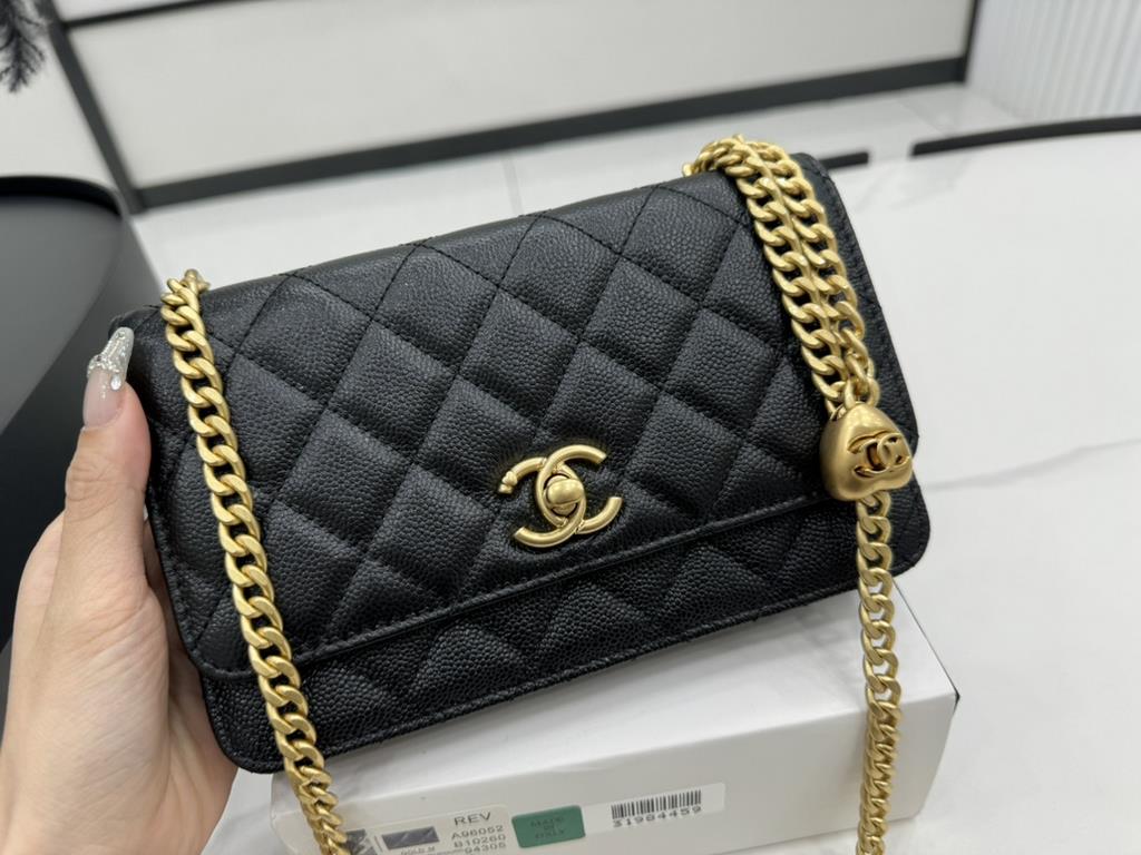 A96052 Chanel 2024 spring new adjustable heart gold ball woc This season's treasure bag This chain will not flap around compared to the previous gold ball It can be used as an armpit bag The capacity is also available Si