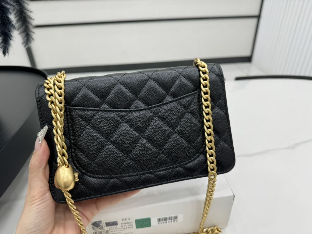 A96052 Chanel 2024 spring new adjustable heart gold ball woc This season's treasure bag This chain will not flap around compared to the previous gold ball It can be used as an armpit bag The capacity is also available Si