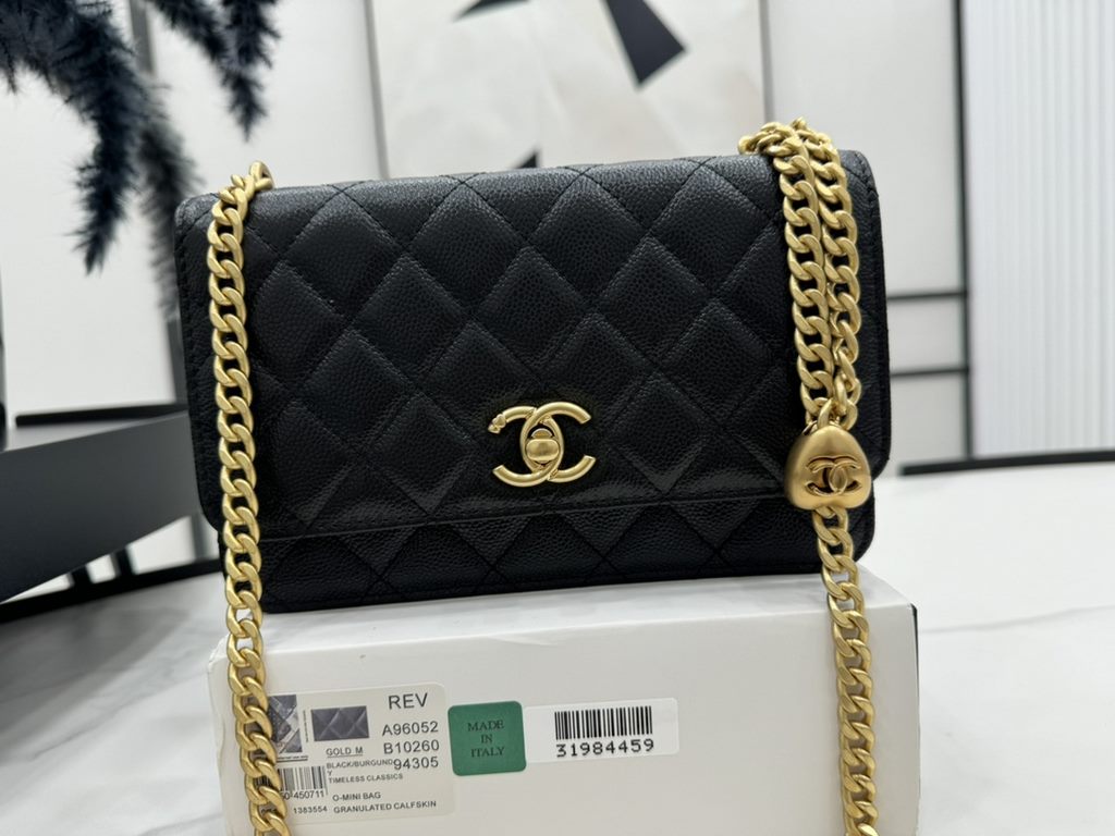 A96052 Chanel 2024 spring new adjustable heart gold ball woc This season's treasure bag This chain will not flap around compared to the previous gold ball It can be used as an armpit bag The capacity is also available Si