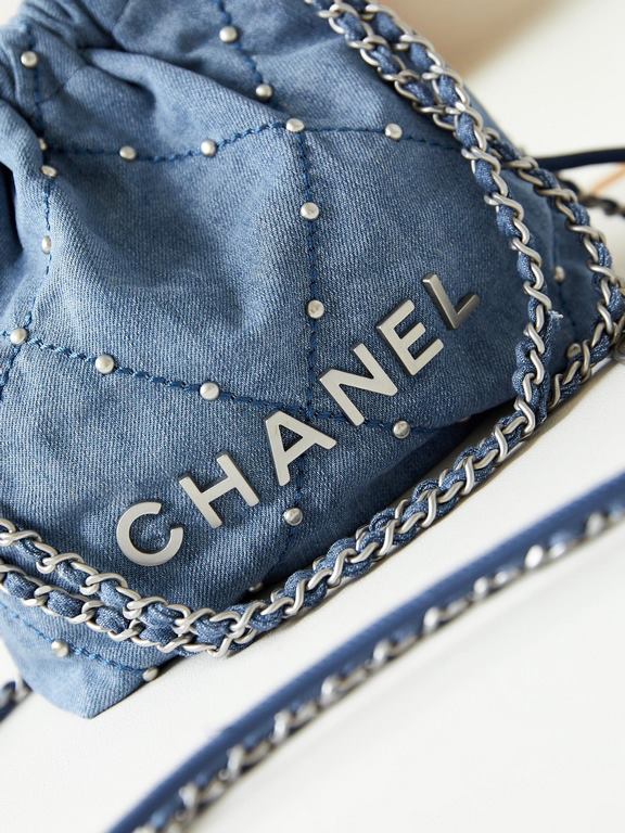 24S Denim StaplesHidden big pop-up wow!Casual high-level wash denim blue how can be so good ah ~ and then embellished with silver CHANEL letters that the spontaneity of the rate of sex immediately came out!Whether it is 