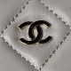 ￥ Sheepskin  Chanel 24s shell bag A small exquisite shell bag as a fairy tale of sweet treasures Yo ~ simply let the girl's heart is moving are embellished with glittering glossy gold elements Yo one eye fell in love wit