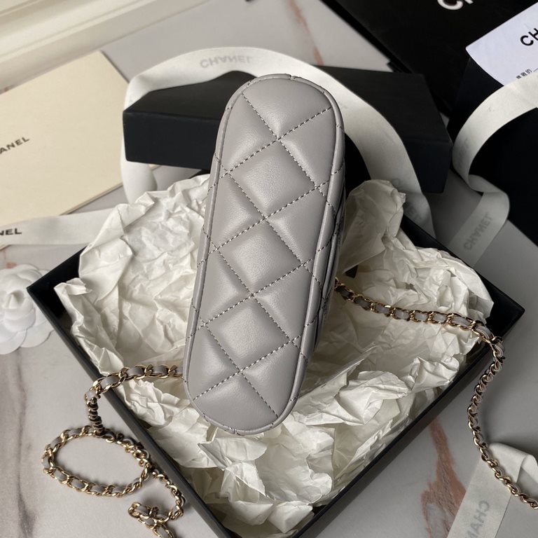 ￥ Sheepskin  Chanel 24s shell bag A small exquisite shell bag as a fairy tale of sweet treasures Yo ~ simply let the girl's heart is moving are embellished with glittering glossy gold elements Yo one eye fell in love wit