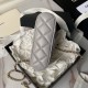 ￥ Sheepskin  Chanel 24s shell bag A small exquisite shell bag as a fairy tale of sweet treasures Yo ~ simply let the girl's heart is moving are embellished with glittering glossy gold elements Yo one eye fell in love wit