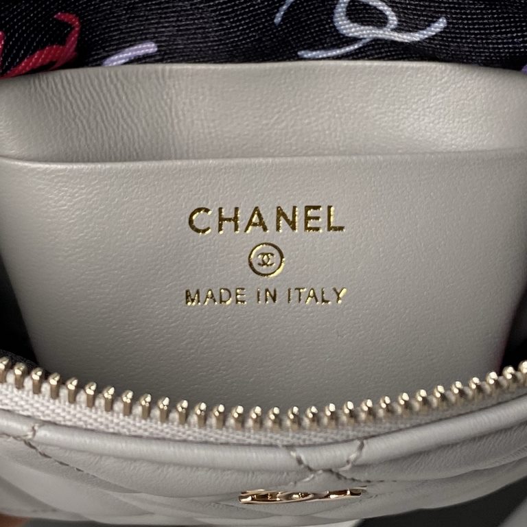 ￥ Sheepskin  Chanel 24s shell bag A small exquisite shell bag as a fairy tale of sweet treasures Yo ~ simply let the girl's heart is moving are embellished with glittering glossy gold elements Yo one eye fell in love wit