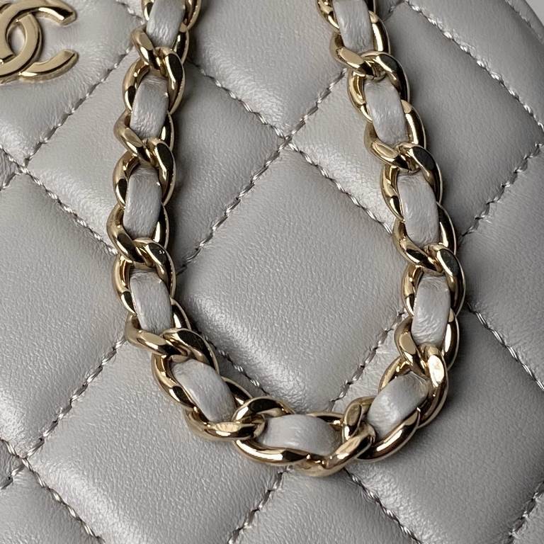 ￥ Sheepskin  Chanel 24s shell bag A small exquisite shell bag as a fairy tale of sweet treasures Yo ~ simply let the girl's heart is moving are embellished with glittering glossy gold elements Yo one eye fell in love wit