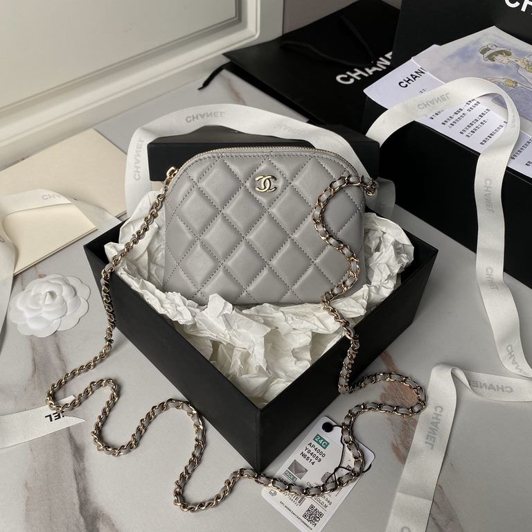 ￥ Sheepskin  Chanel 24s shell bag A small exquisite shell bag as a fairy tale of sweet treasures Yo ~ simply let the girl's heart is moving are embellished with glittering glossy gold elements Yo one eye fell in love wit