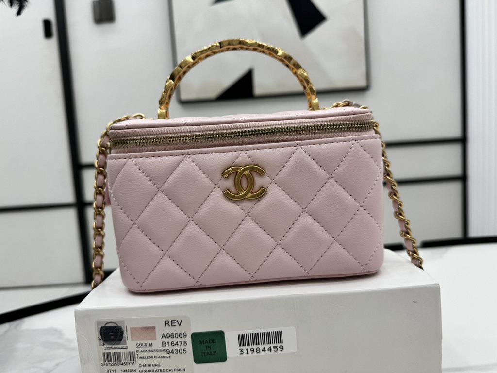 A96069 Chanel Sheepskin Handle Cosmetic Bag The handle is very distinctive Heavy-duty metal handle At first glance, I fell in love with the imported sheepskin texture is smooth and delicate First of all, it is comfortabl