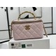 A96069 Chanel Sheepskin Handle Cosmetic Bag The handle is very distinctive Heavy-duty metal handle At first glance, I fell in love with the imported sheepskin texture is smooth and delicate First of all, it is comfortabl