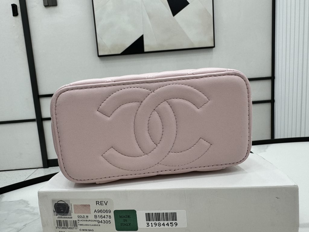 A96069 Chanel Sheepskin Handle Cosmetic Bag The handle is very distinctive Heavy-duty metal handle At first glance, I fell in love with the imported sheepskin texture is smooth and delicate First of all, it is comfortabl