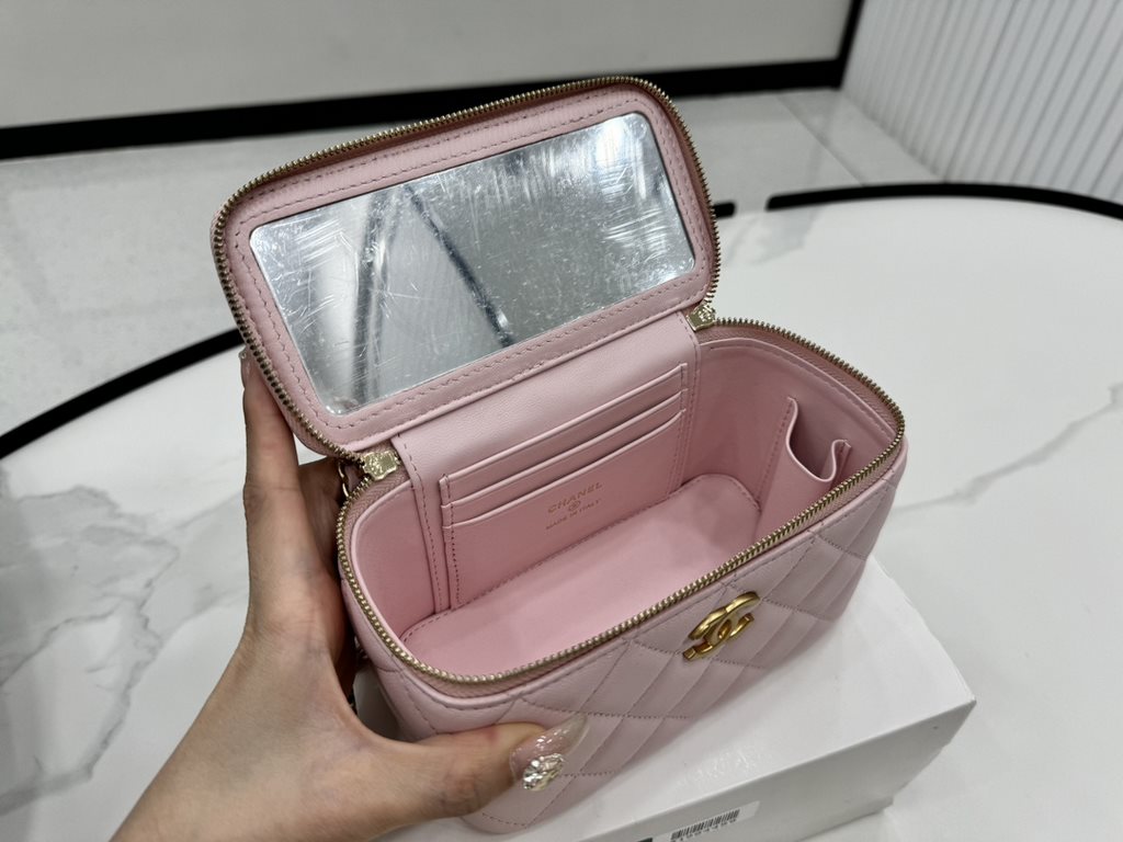 A96069 Chanel Sheepskin Handle Cosmetic Bag The handle is very distinctive Heavy-duty metal handle At first glance, I fell in love with the imported sheepskin texture is smooth and delicate First of all, it is comfortabl