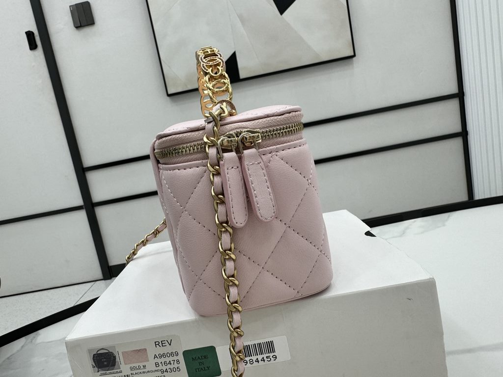 A96069 Chanel Sheepskin Handle Cosmetic Bag The handle is very distinctive Heavy-duty metal handle At first glance, I fell in love with the imported sheepskin texture is smooth and delicate First of all, it is comfortabl