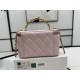 A96069 Chanel Sheepskin Handle Cosmetic Bag The handle is very distinctive Heavy-duty metal handle At first glance, I fell in love with the imported sheepskin texture is smooth and delicate First of all, it is comfortabl