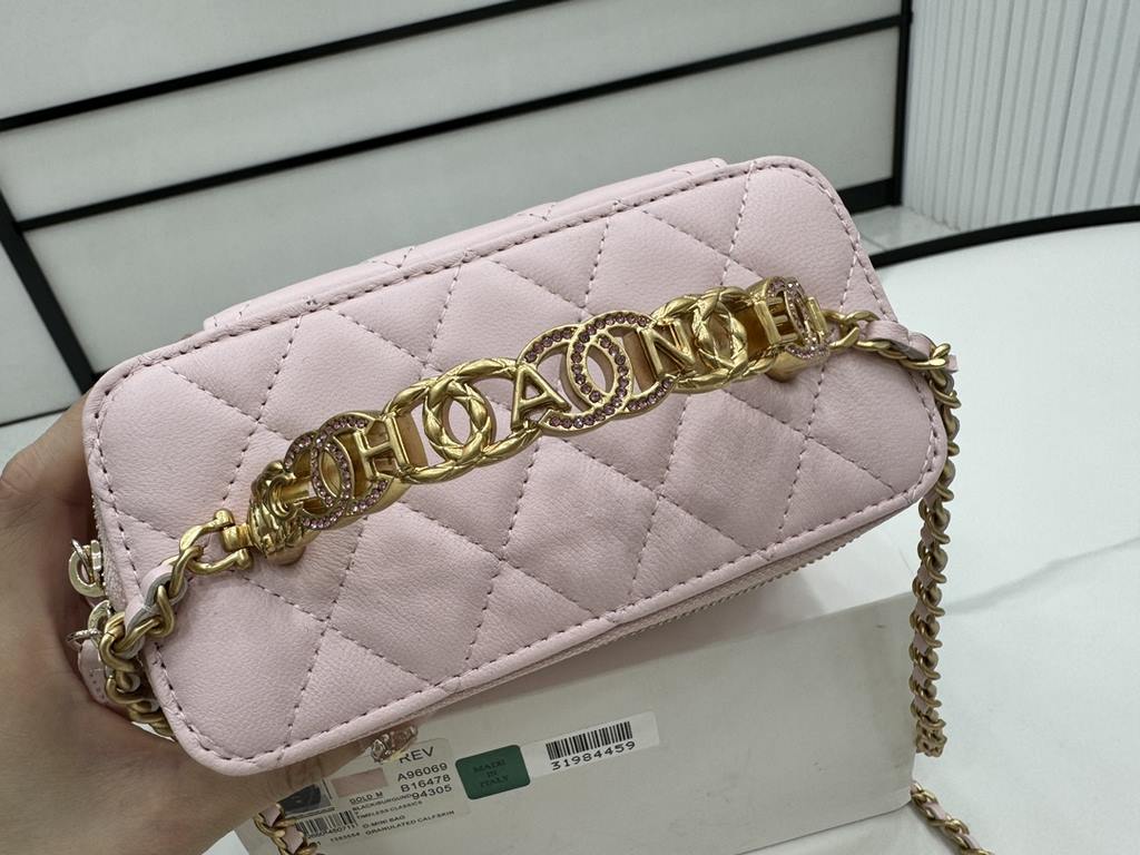 A96069 Chanel Sheepskin Handle Cosmetic Bag The handle is very distinctive Heavy-duty metal handle At first glance, I fell in love with the imported sheepskin texture is smooth and delicate First of all, it is comfortabl