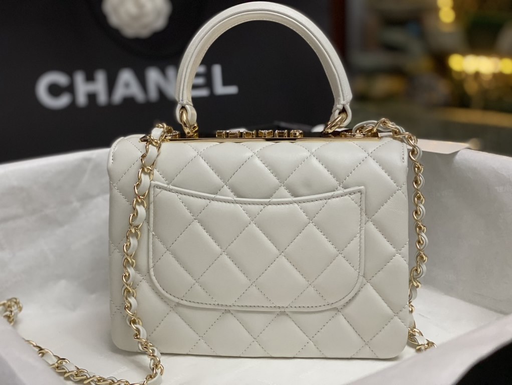 CHANEL 2024. The new diamond-encrusted C handbag, the Trendy-Luxe, is available in black or clean white. The new Trendy-C handbags are a symbol of taste and elegance. Each handbag symbolizes unique taste and style _ ligh