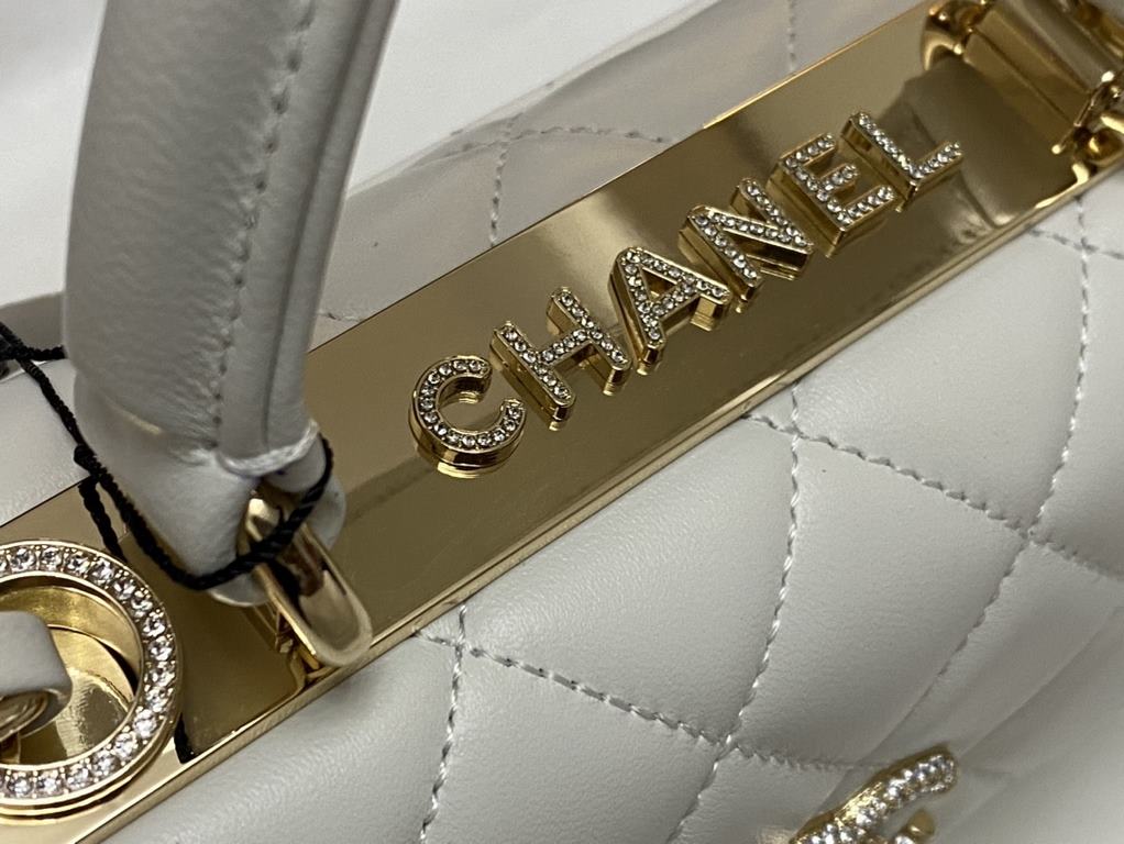 CHANEL 2024. The new diamond-encrusted C handbag, the Trendy-Luxe, is available in black or clean white. The new Trendy-C handbags are a symbol of taste and elegance. Each handbag symbolizes unique taste and style _ ligh