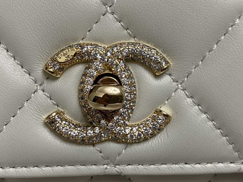 CHANEL 2024. The new diamond-encrusted C handbag, the Trendy-Luxe, is available in black or clean white. The new Trendy-C handbags are a symbol of taste and elegance. Each handbag symbolizes unique taste and style _ ligh