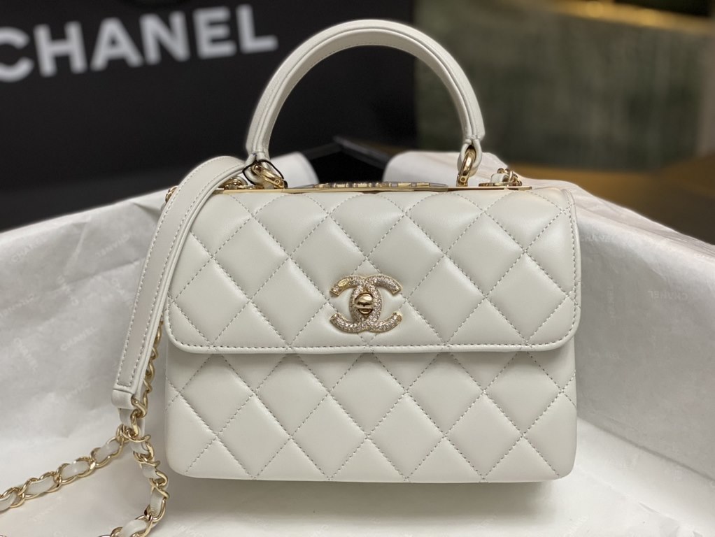 CHANEL 2024. The new diamond-encrusted C handbag, the Trendy-Luxe, is available in black or clean white. The new Trendy-C handbags are a symbol of taste and elegance. Each handbag symbolizes unique taste and style _ ligh