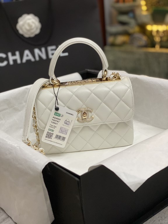 CHANEL 2024. The new diamond-encrusted C handbag, the Trendy-Luxe, is available in black or clean white. The new Trendy-C handbags are a symbol of taste and elegance. Each handbag symbolizes unique taste and style _ ligh