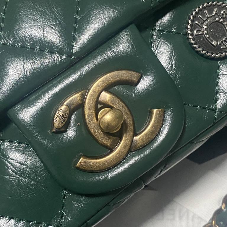 Spot ~chanel limited edition badge commemorative edition classic flap, sheAbsolutely global chanel fan's favorite, classic flap's commemorative limited edition badge extremelycollectible value of each badge has a pointin