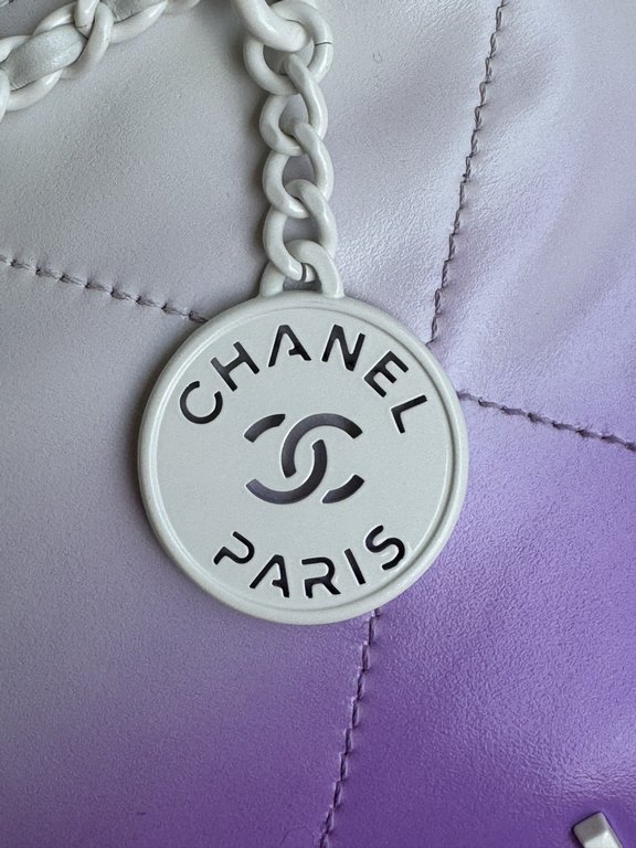 CHANEL3980 gradient 24S new mini 22bag too good to look at it This color is small and exquisite, exudes unparalleled high-level luxury, people can not resist, as if it were a finely crafted work of art, porcelain CHANEL 