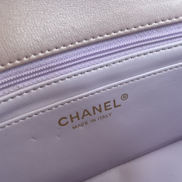 Chanel 24K latest Mini CF handle handbag Classic diamond lattice mouth cover bag decorated with exquisite classic chain with handheld, imported mirror material is really quite sunny [color] seems to be the same as the Am