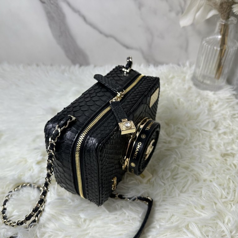 CHANE1  24s Crowd of camera bags AS4817 details are done very delicately The metal lens cap can be opened The overall look will be more advanced Exquisite small body of the bag how to look so good ah ~ the shape of the s